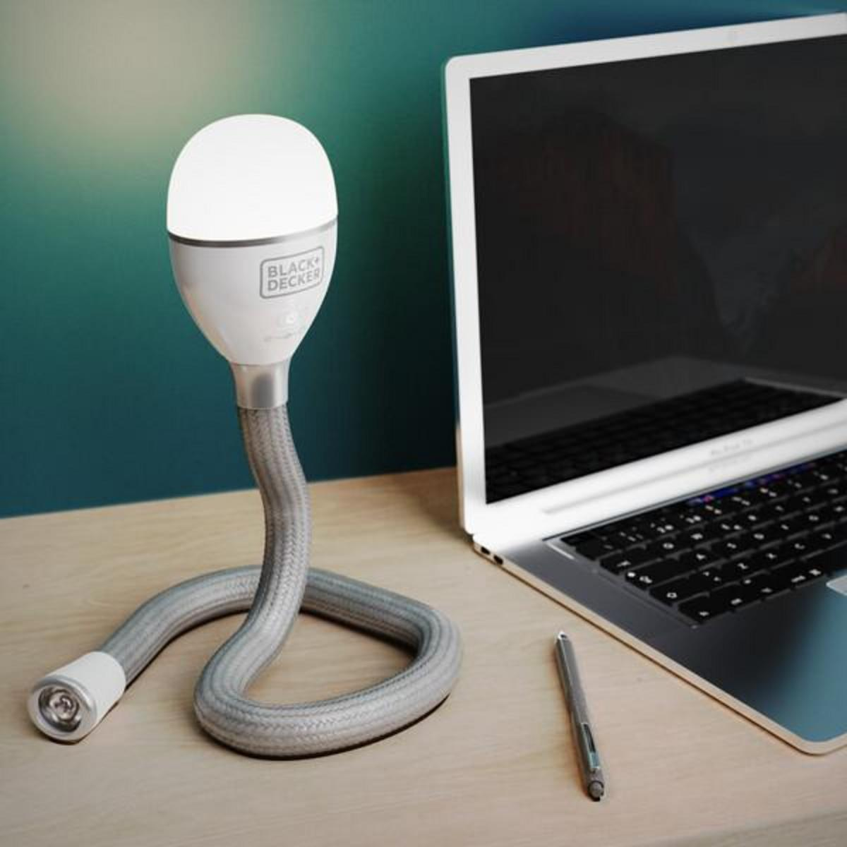 Lampe LED à col flexible avec une ampoule, un ordinateur portable et un stylo sur un bureau.