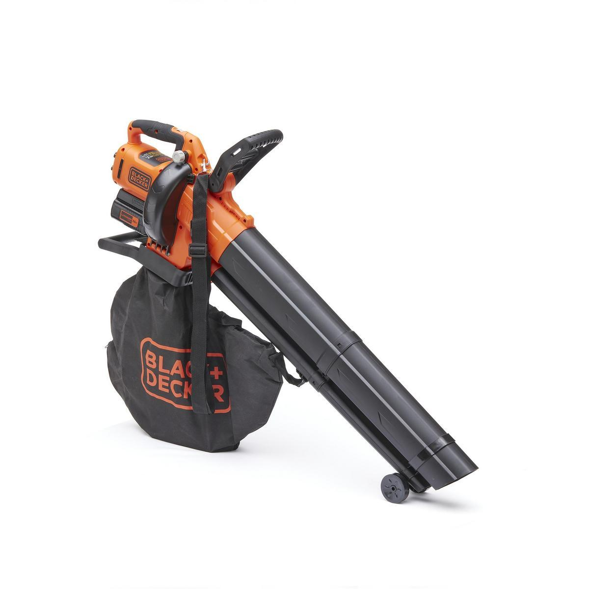 Pomarańczowo-czarna dmuchawa do liści z dołączonym czarnym workiem na białym tle.
