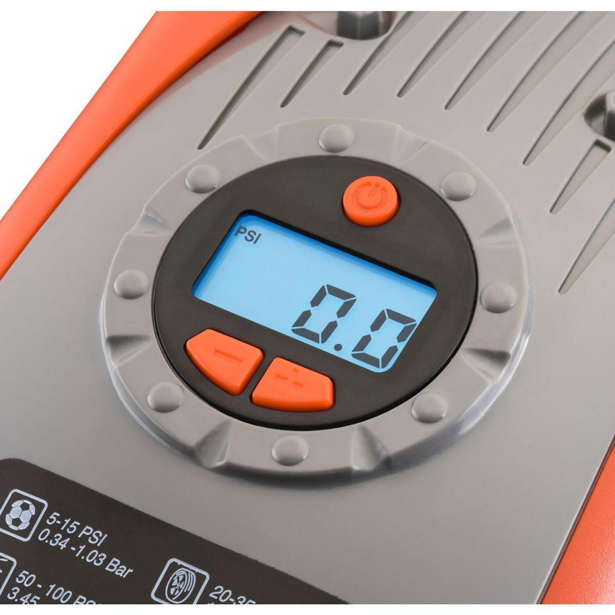 Nahaufnahme eines grau-orangenen Luftpumpen-Bedienfelds mit Digitalanzeige '0.0' und Knöpfen.