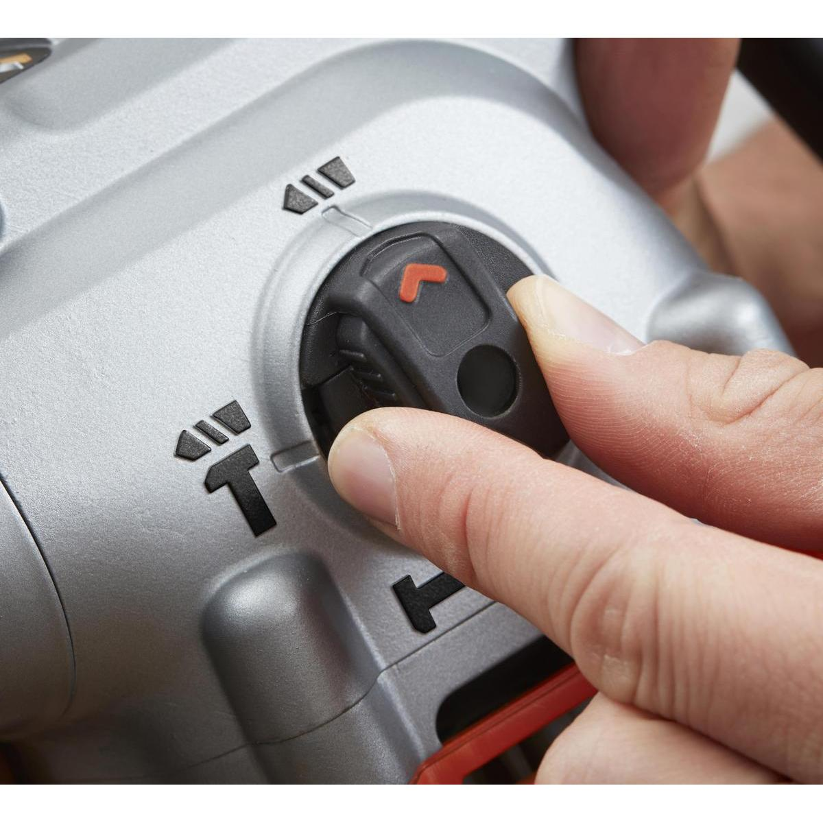 Hand, die einen Drehregler eines schwarz-grauen Elektrowerkzeugs einstellt. Pfeile und Symbole.