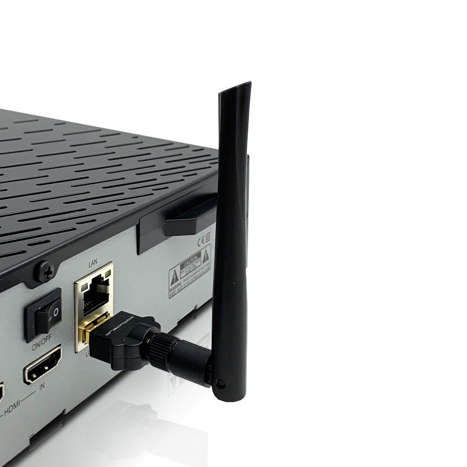 WLAN-Adapter an ein schwarzes Gerät angeschlossen. Die Antenne ist schwarz und zeigt nach oben.