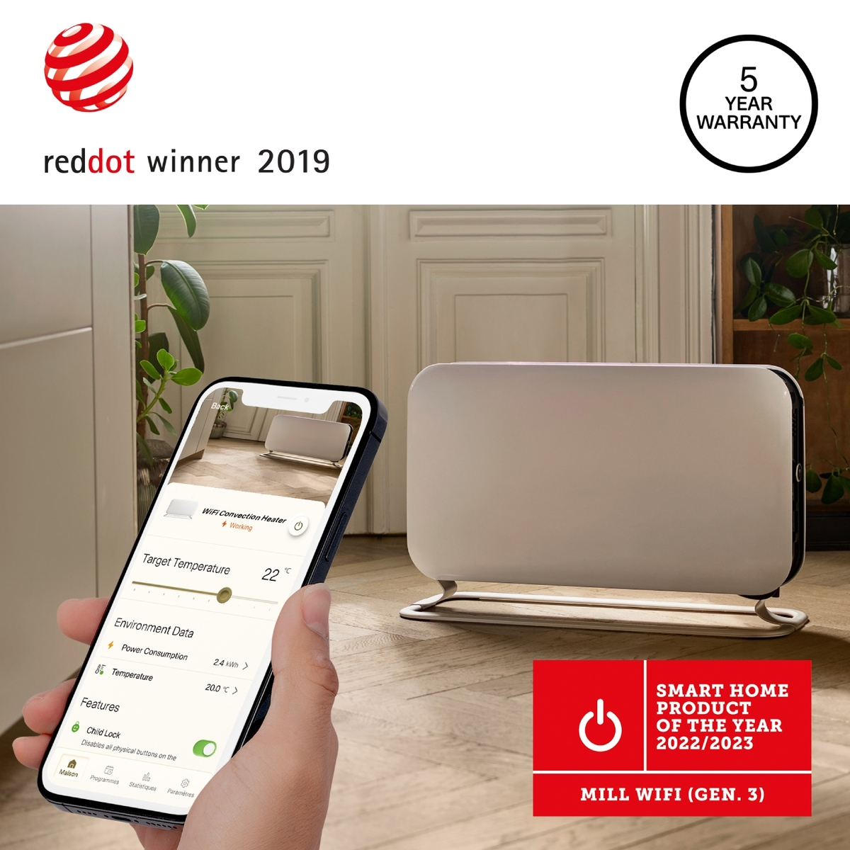 Osoba trzymająca telefon z wyświetlonym grzejnikiem, obok grzejnika, z etykietami red dot i gwarancyjnymi.