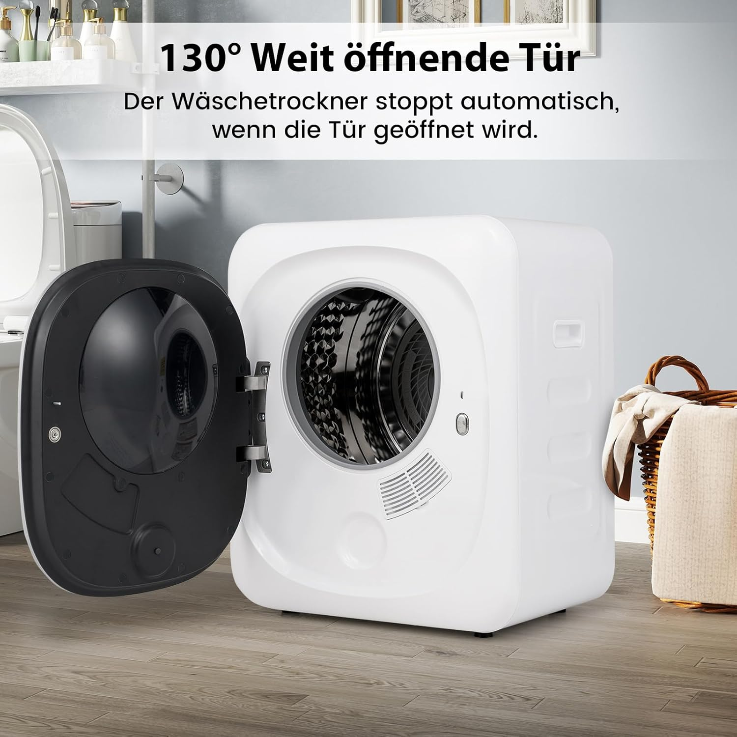 Eine weiße Waschmaschine mit offener schwarzer Tür. Die Maschine befindet sich in einem Badezimmer mit Toilette und Korb.