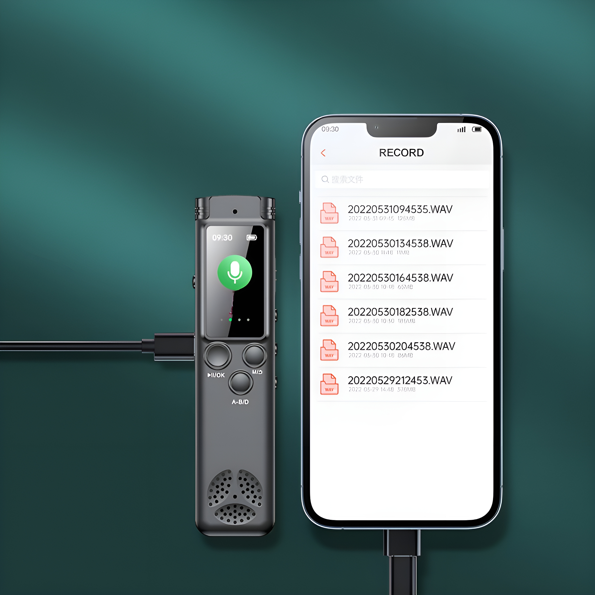 Digitales Sprachaufnahmegerät mit Telefon, das Aufnahmen anzeigt. Schwarzes Aufnahmegerät und Telefon, grüner Hintergrund.