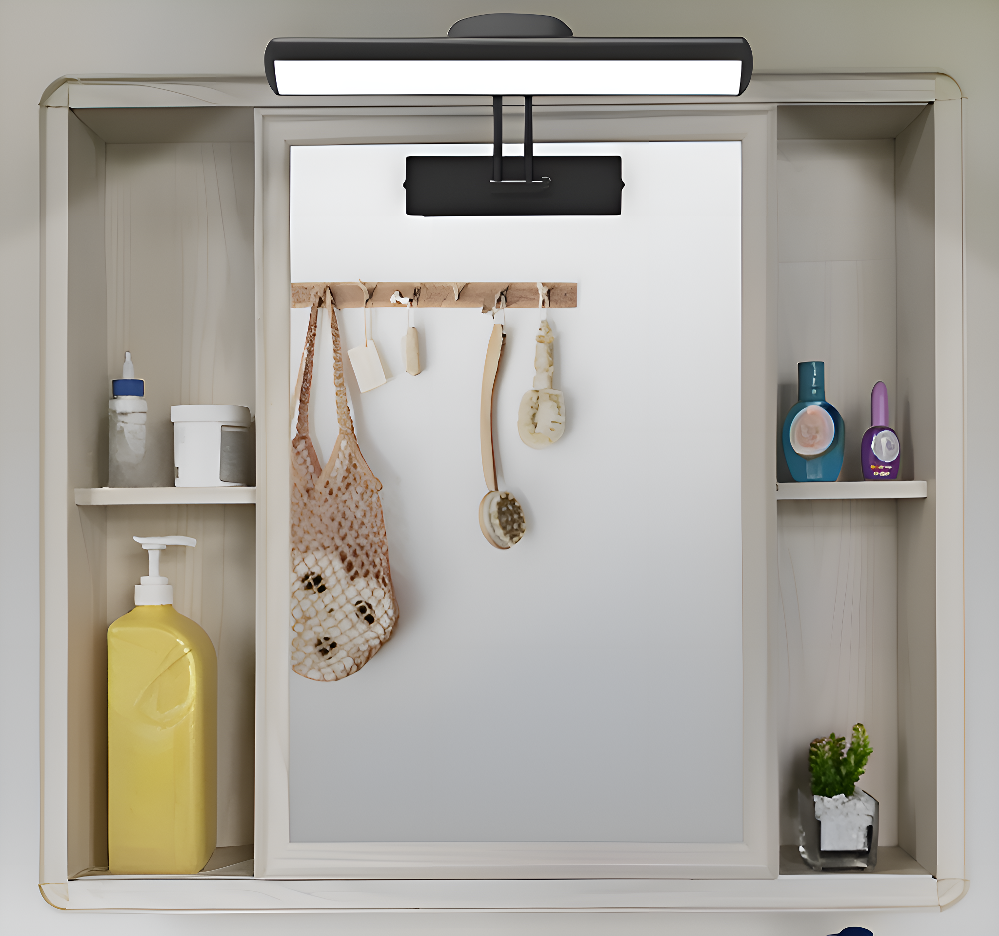 Ein gut beleuchteter Badezimmerspiegelschrank mit einer Leuchte darüber. Es gibt Regale, Haken und Zubehör darin.