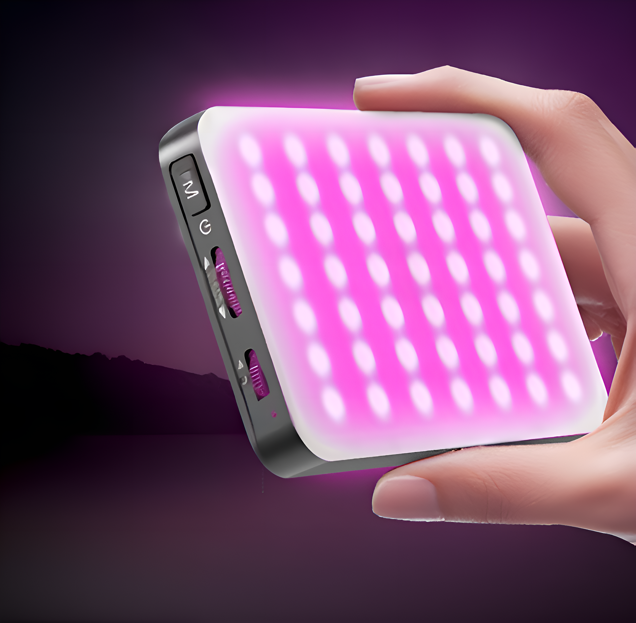 Ein kleines schwarzes Licht mit rosa Glimmen wird in einer Hand gehalten. Lila Hintergrund.