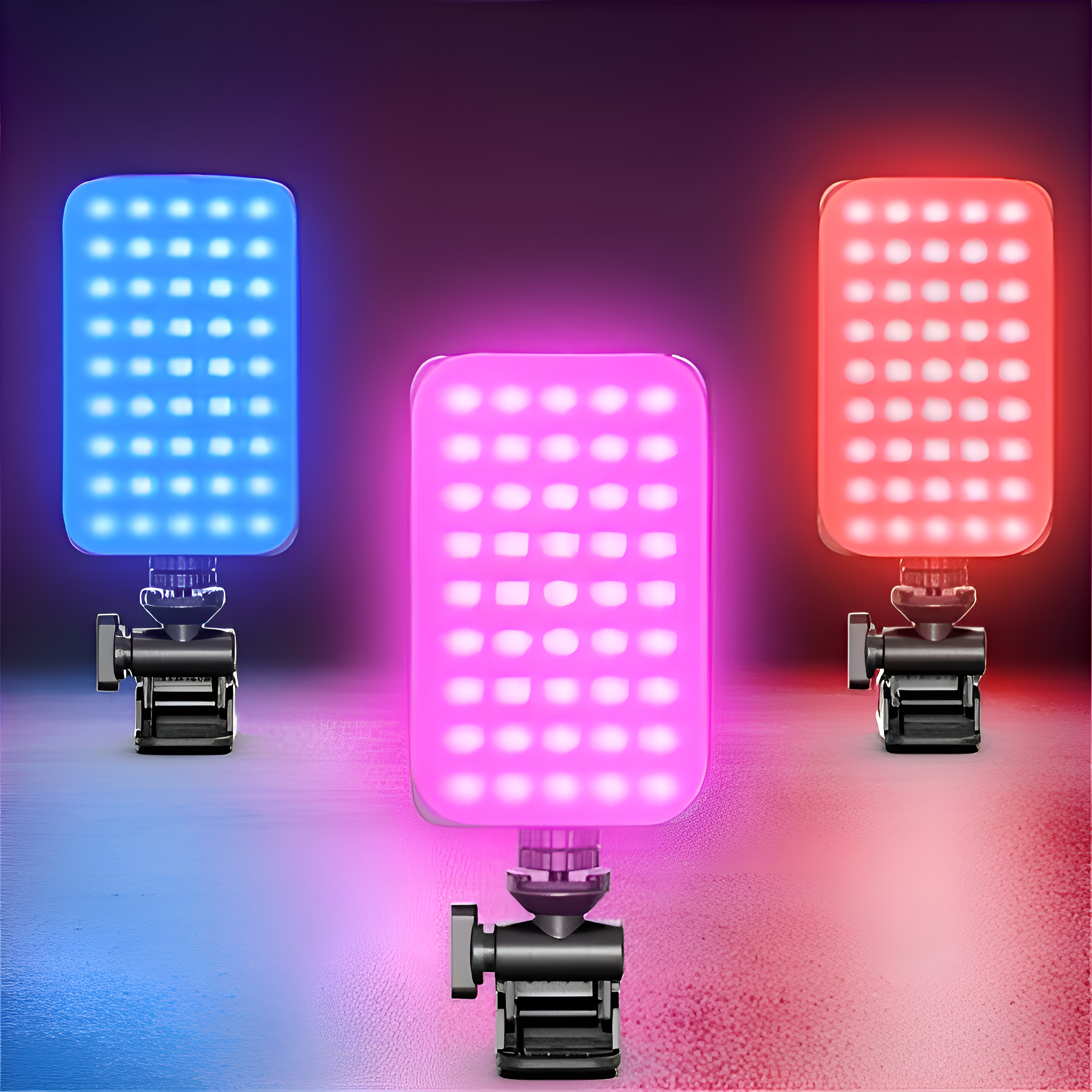 Drei LED-Leuchten. Eine ist blau, eine rosa und eine rot. Sie haben Ständer und sind rechteckig.