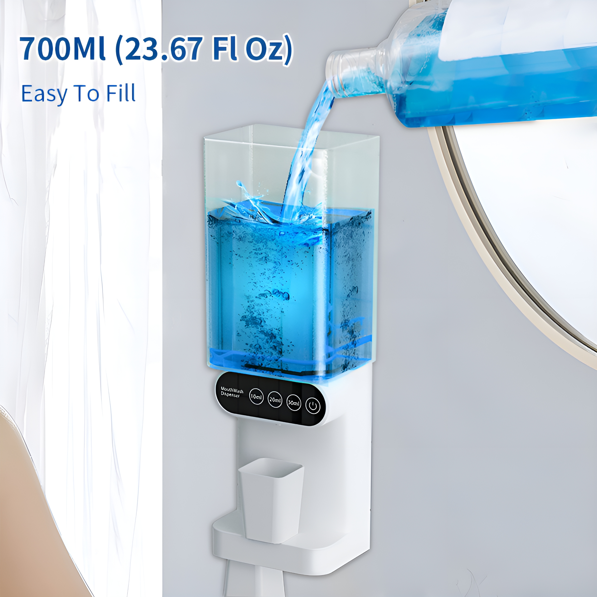 Ein Spender mit blauer Flüssigkeit, die hineingegossen wird. Der Text lautet 700 ml und Easy to Fill.