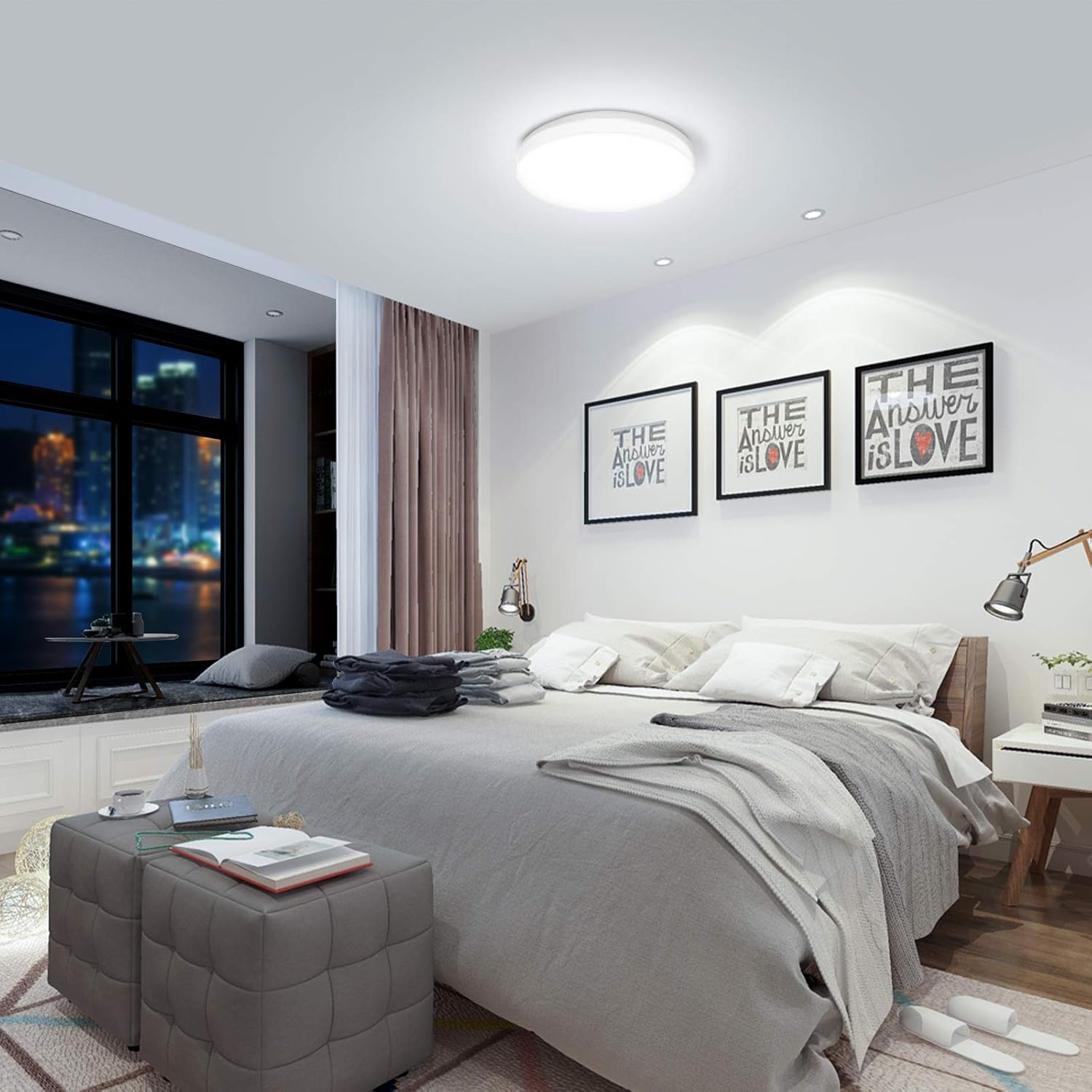 Schlafzimmer-Szene. Bett mit Kissen und grauer Decke. Fenster mit Stadtblick. Kunst an der Wand.