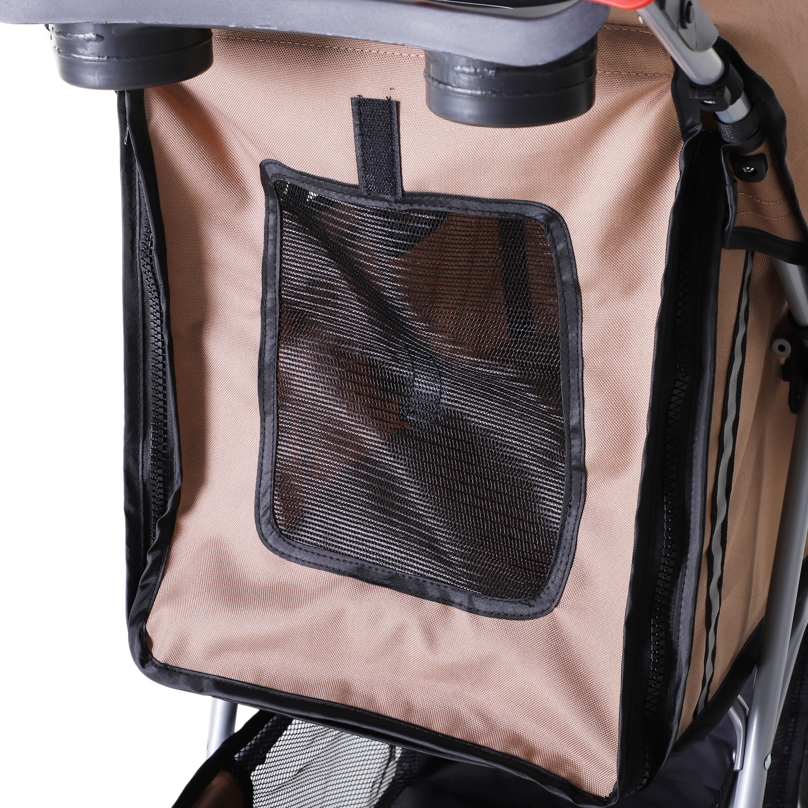 Primo piano di una borsa per passeggino con una finestra a rete e vari componenti del passeggino.