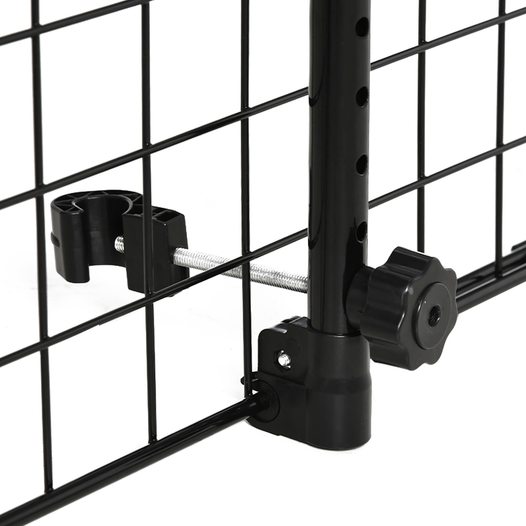 Primer plano de una valla de malla metálica negra con componentes de soporte de plástico negro ajustables y fondo blanco.