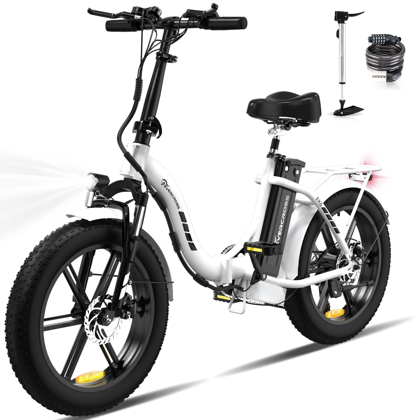 Witte elektrische fiets met zwarte banden en accessoires, pomp en slot, op een witte achtergrond.