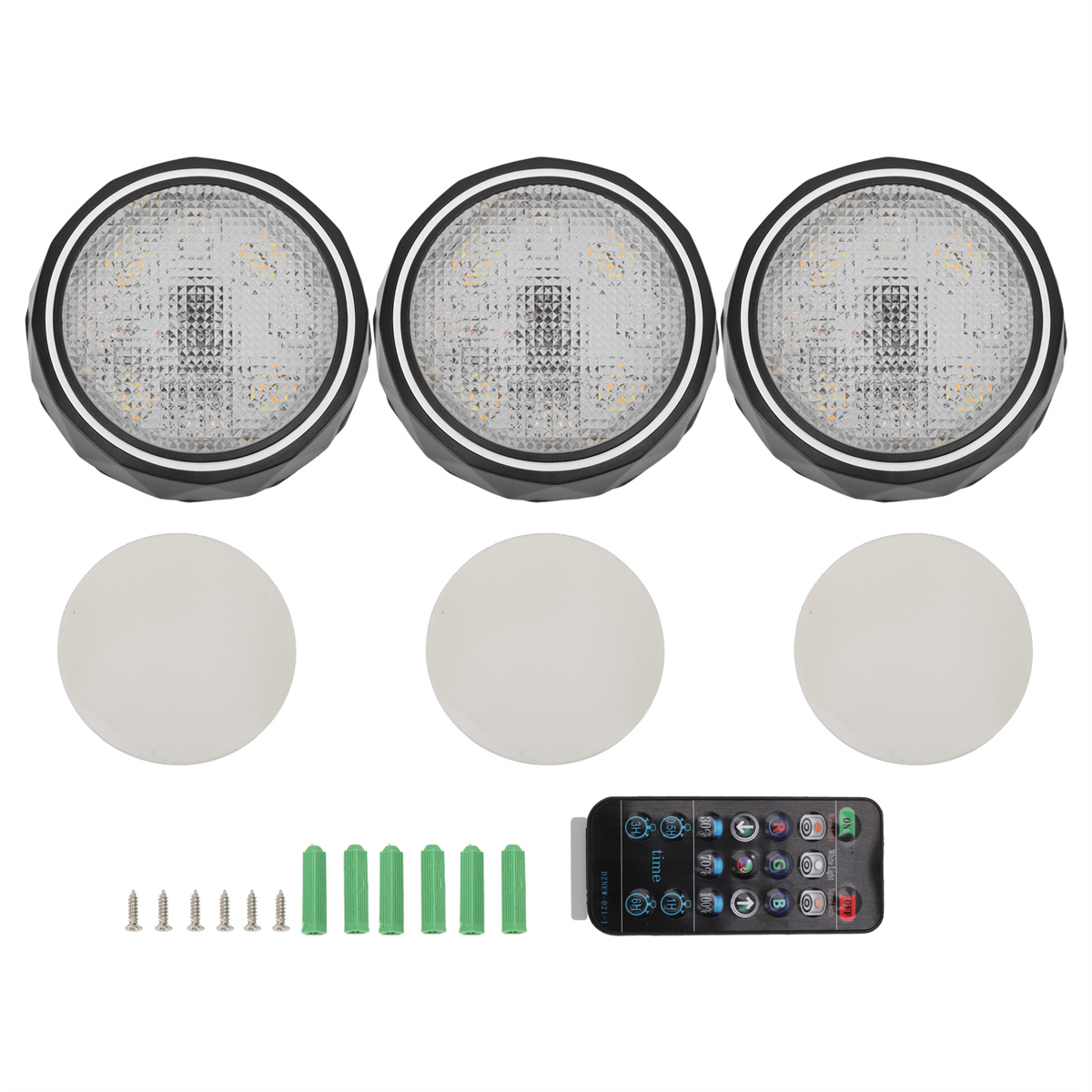 Drei runde LED-Leuchten, drei Abdeckungen, Schrauben und eine Fernbedienung auf weißem Hintergrund.