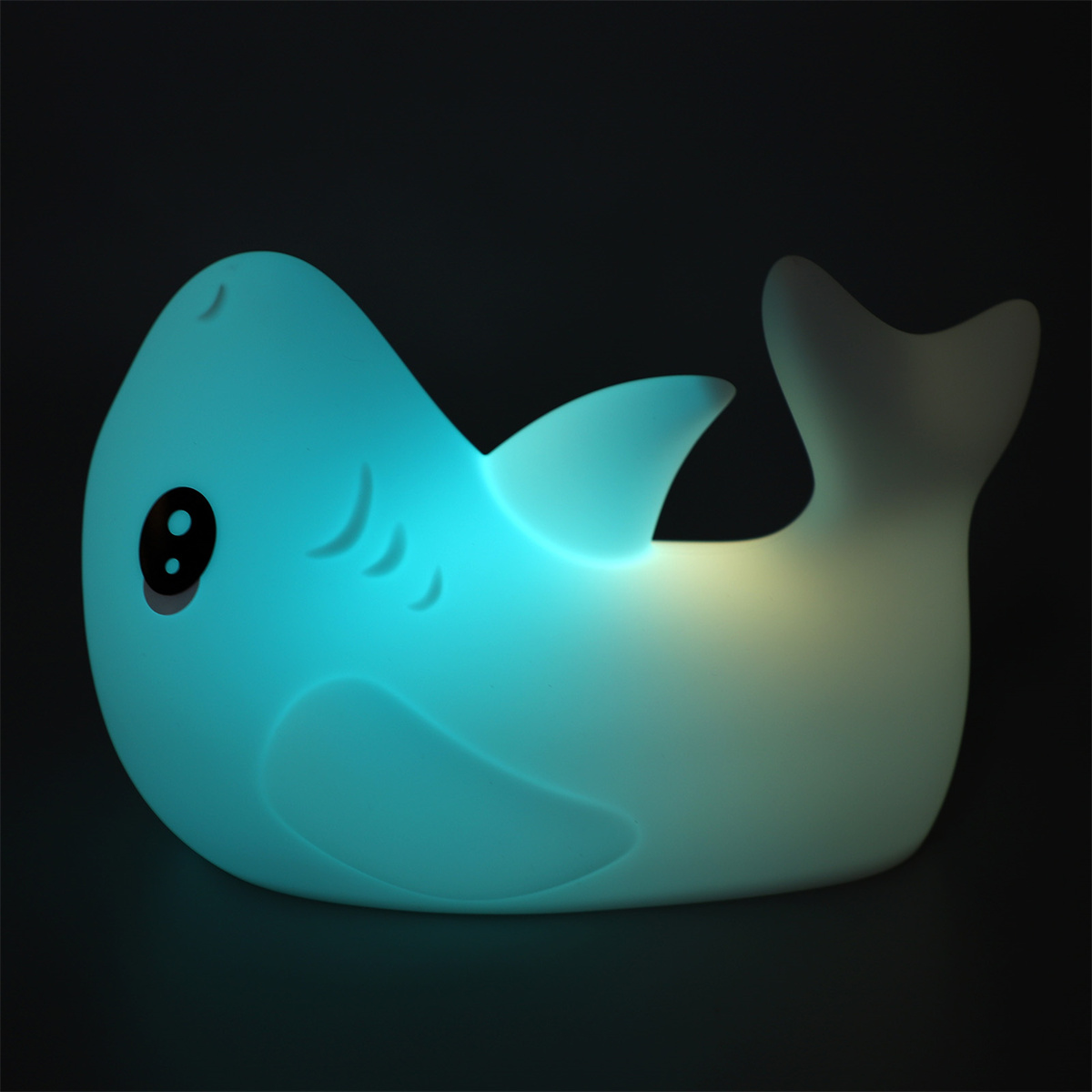 Blaue Hai-Lampe, die auf schwarzem Hintergrund leuchtet.