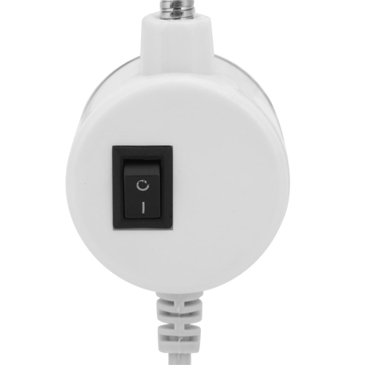 Nahaufnahme eines weißen Netzadapters mit einem schwarzen Ein-/Ausschalter. Ein Kabel ist angeschlossen.