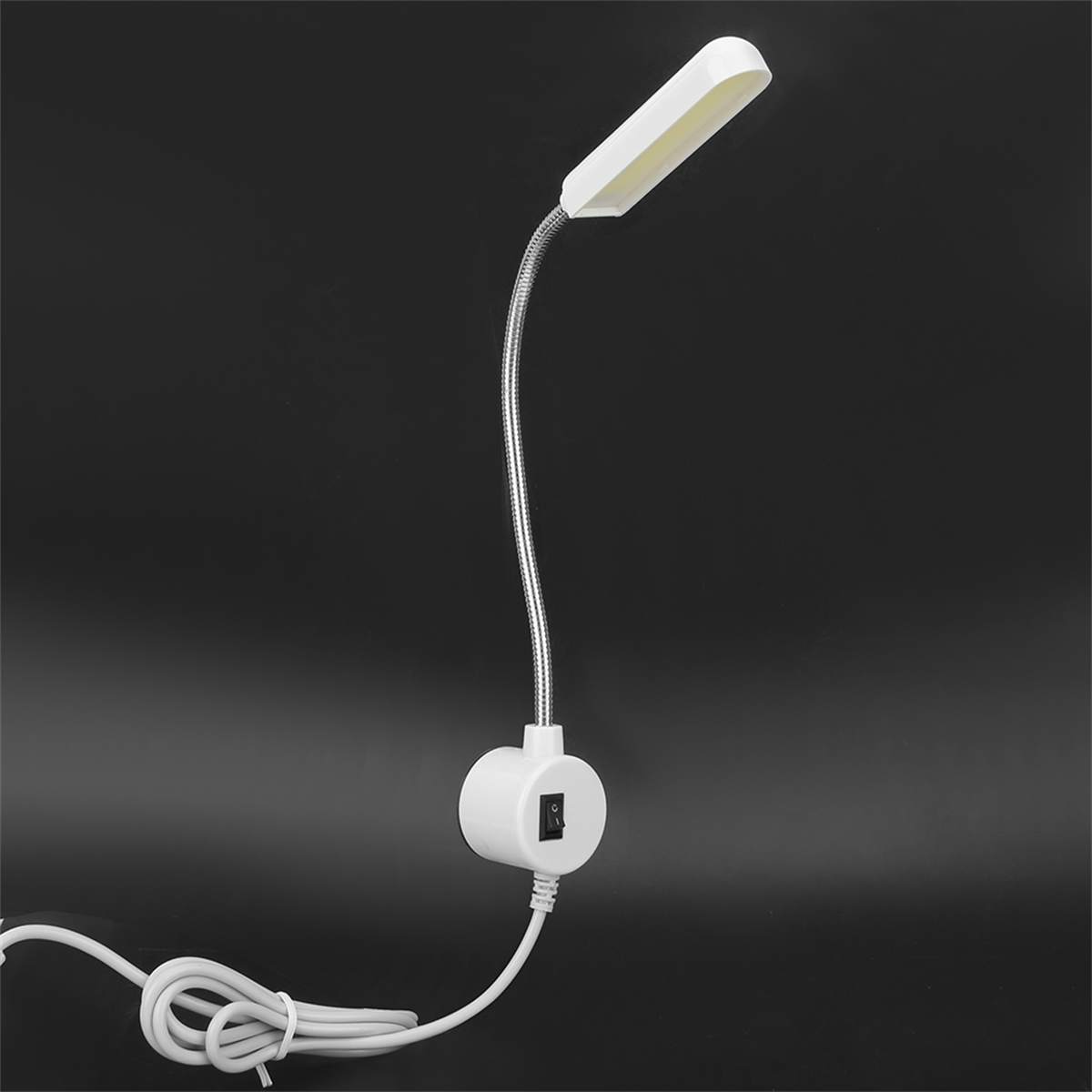 Weiße Schreibtischlampe mit flexiblem Hals und Ein-/Ausschalter.