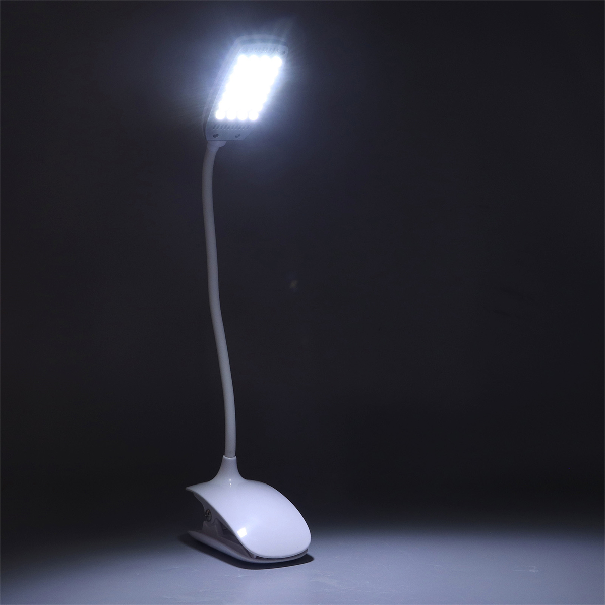 Eine weiße LED-Clip-Lampe. Die Lampe leuchtet mit hellem, weißem Licht.