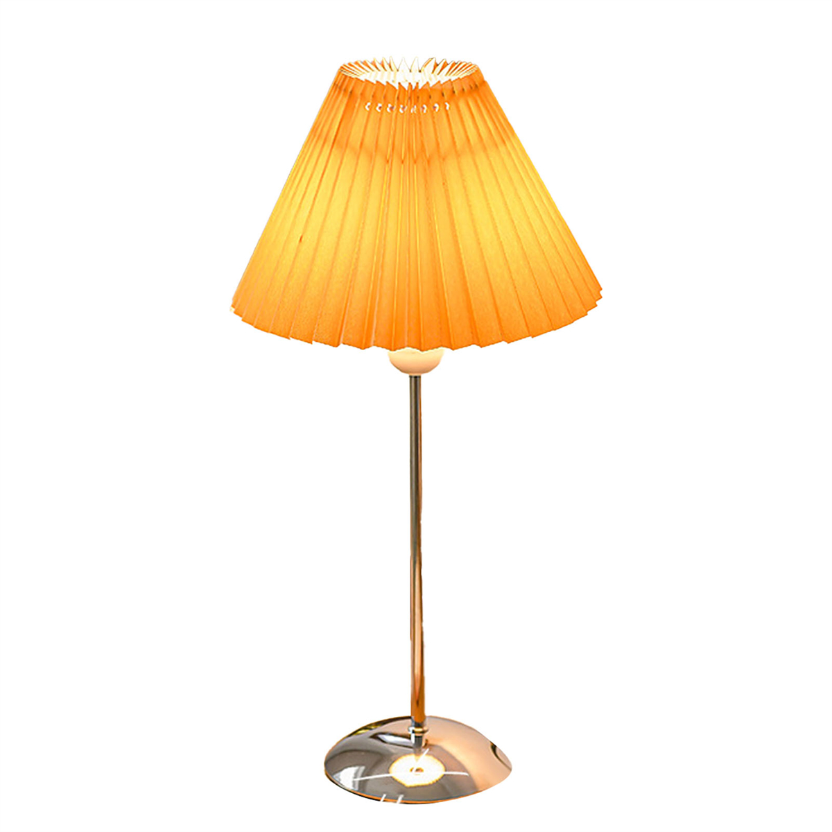Eine Tischlampe mit gelbem plissiertem Schirm und silbernem Fuß.