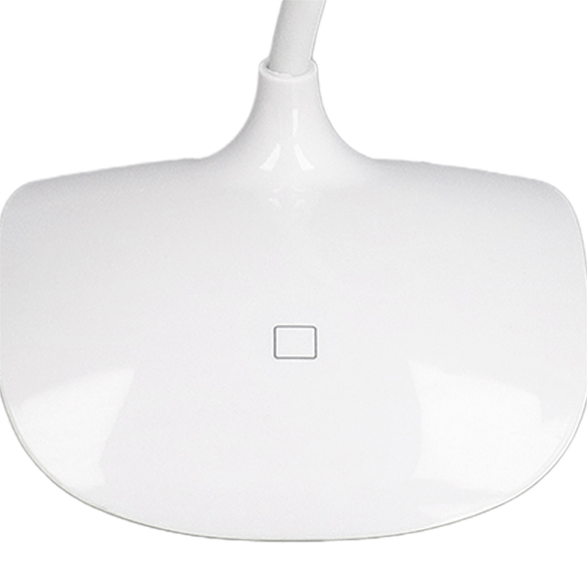 Eine weiße Schreibtischlampe, Draufsicht, mit quadratischem Ein-/Ausschalter. Weißer Hintergrund.