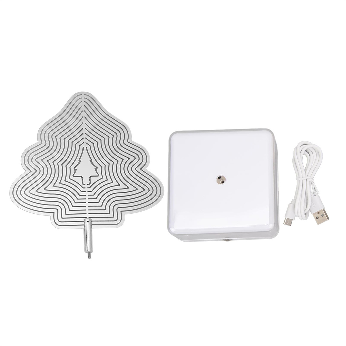 Eine silberne Weihnachtsbaumdekoration und eine weiße quadratische Basis mit einem USB-Kabel. Weißer Hintergrund.