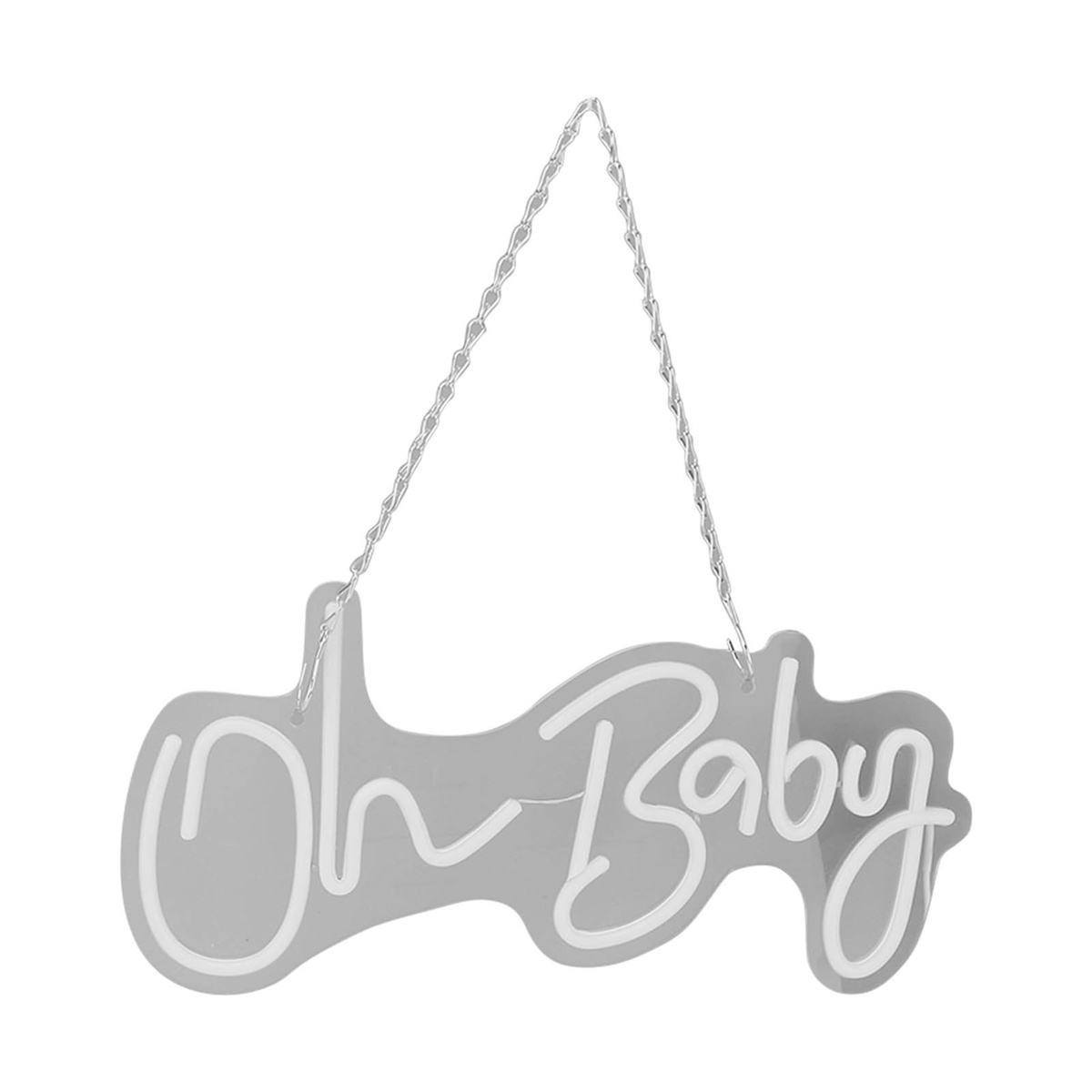 Ein graues Schild mit den Worten "Oh Baby" in Weiß, das an einer silbernen Kette hängt.