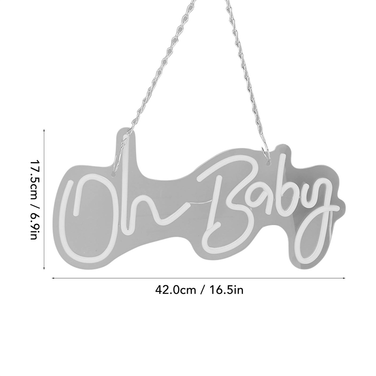 Ein graues Neonzeichen mit der Aufschrift 'Oh Baby'. Das Schild hat eine silberne Kette zum Aufhängen.