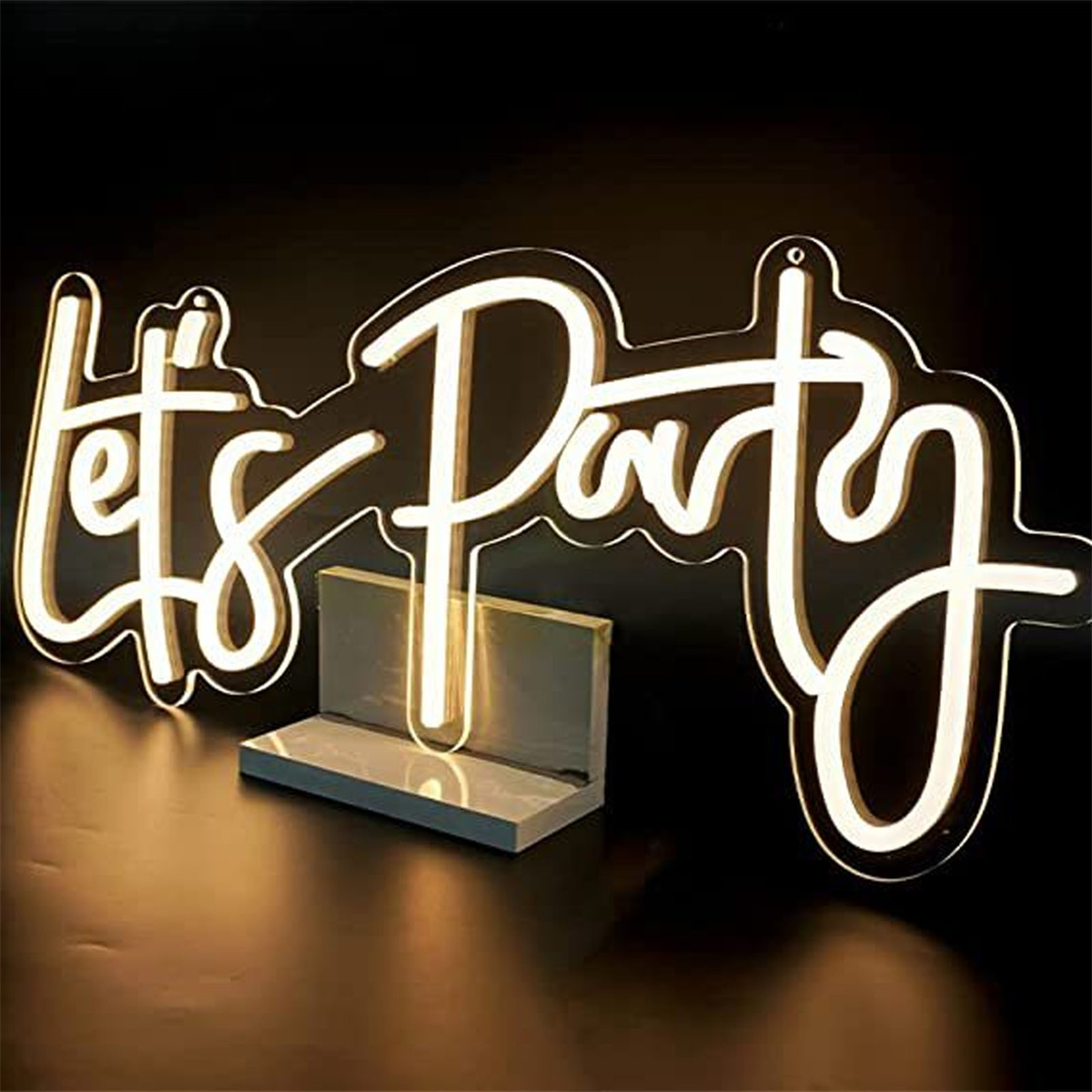 Neonschild mit der Aufschrift 'let's party'. Das Schild ist weiß, mit schwarzem Hintergrund und silbernem Ständer.
