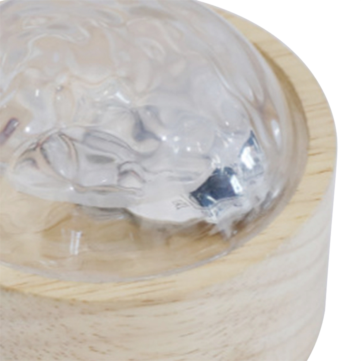 Nahaufnahme einer klaren, runden Lampe mit Holzsockel.