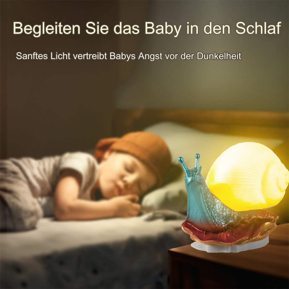 Ein Kind schläft neben einem schneckenförmigen Nachtlicht. Das Licht ist gelb. Der Text lautet: 'Begleiten Sie das Baby in den Schlaf'.