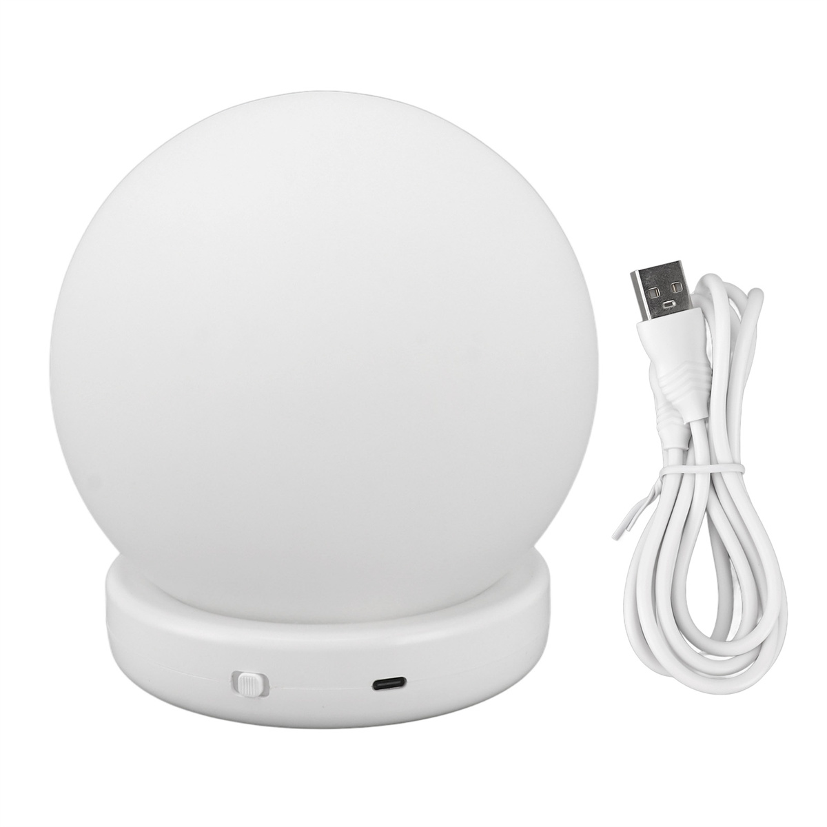 Weiße, kugelförmige Lampe auf weißer Basis. Ein weißes USB-Kabel befindet sich rechts. Ein Schalter und Anschluss sind an der Basis.