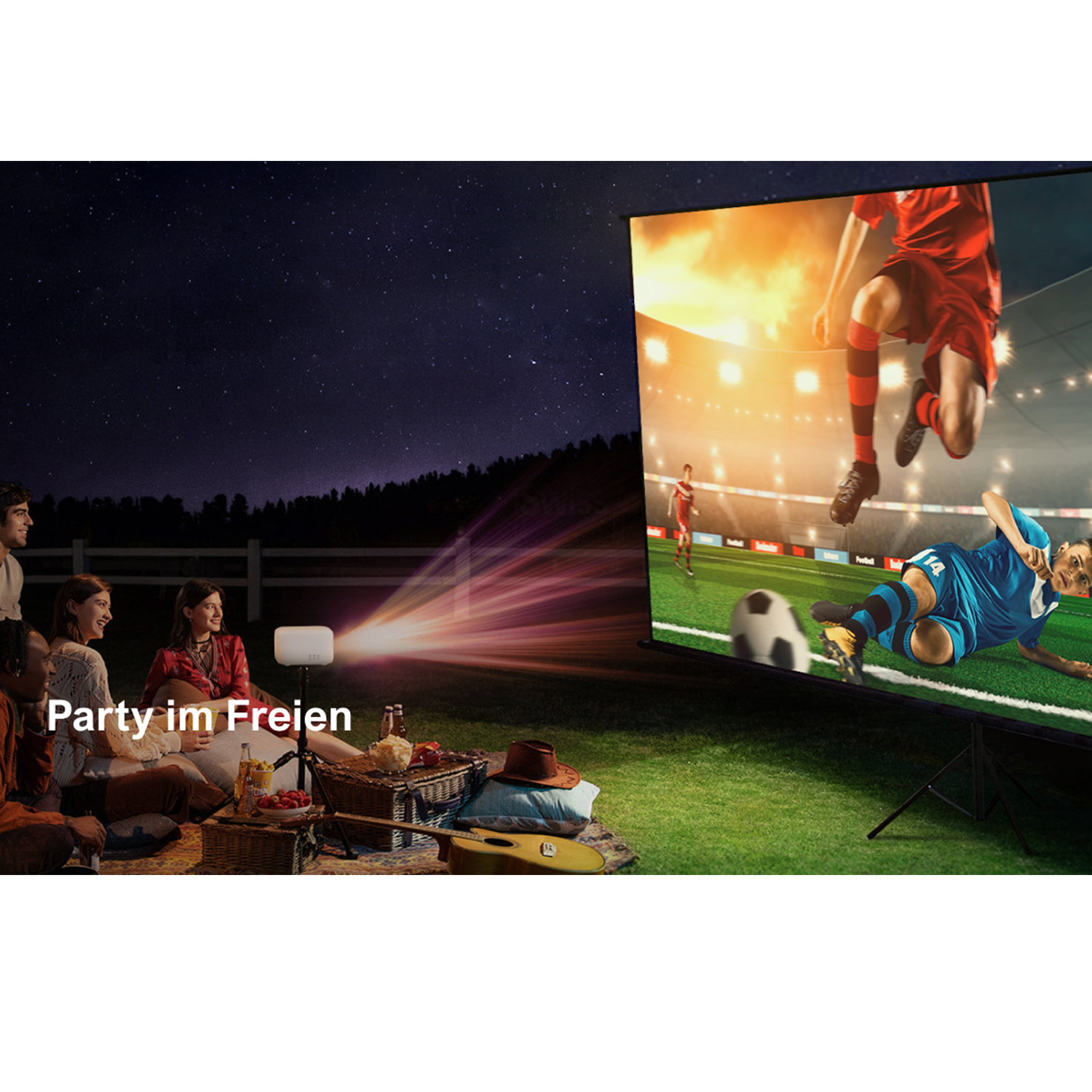 Leute schauen sich ein Fußballspiel an, das im Freien auf eine Leinwand projiziert wird. Text: 'Party im Freien'.