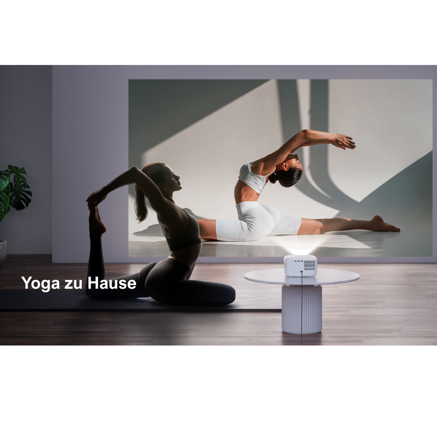 Yoga-Szene: Frau macht Yoga, projiziertes Bild an der Wand, weißer Projektor.