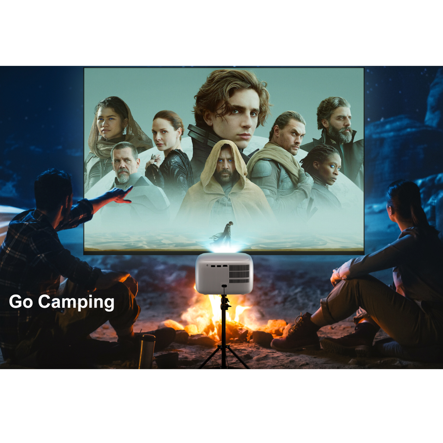Zwei Personen schauen sich einen Film an, der auf eine Leinwand projiziert wird. Der Text lautet: 'Go Camping'.