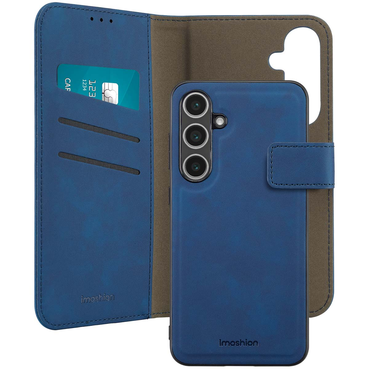 Blauwe telefoonhoes met een telefoon erin en een kaart. Achtergrond is wit.
