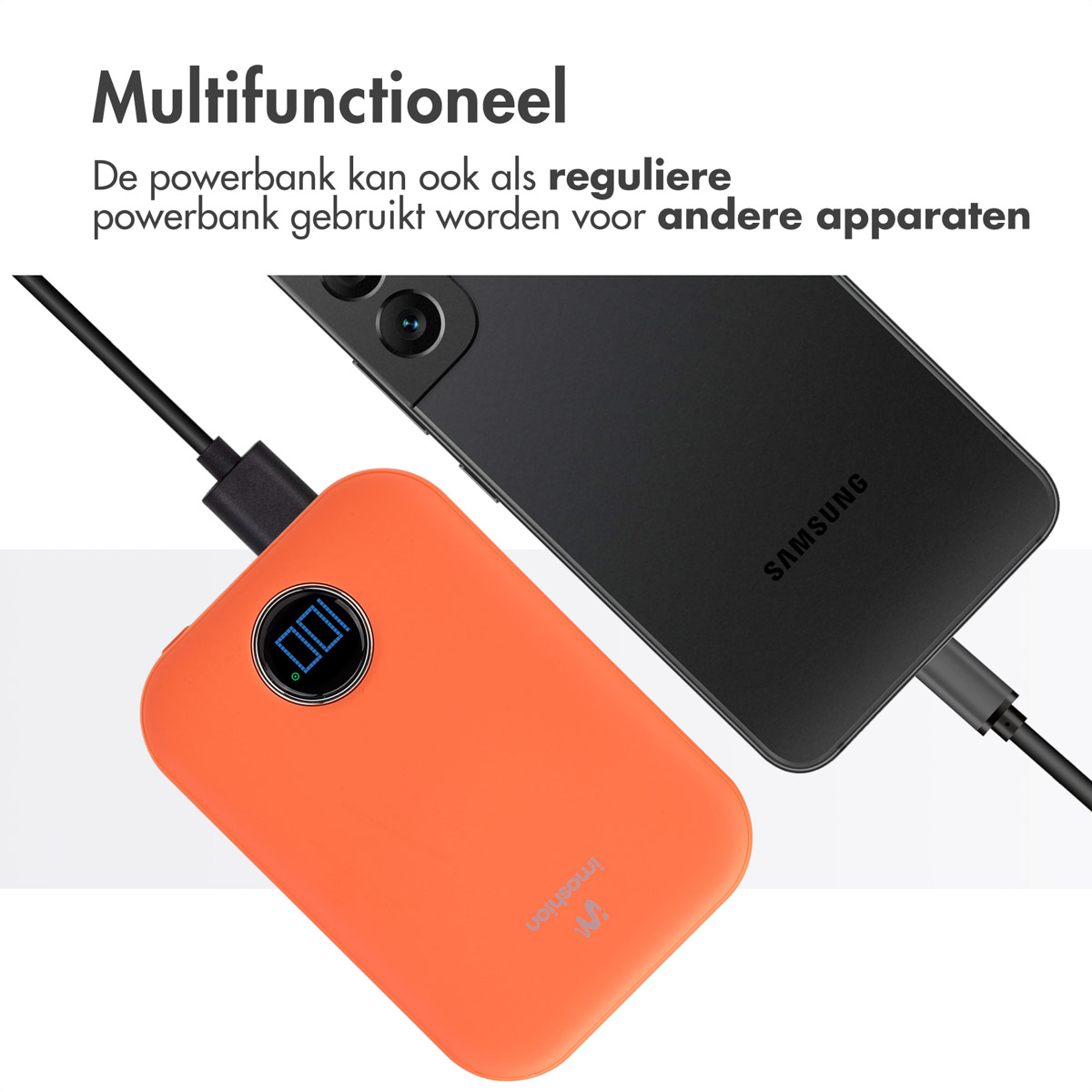 Batterie externe orange chargeant un téléphone noir. Texte en néerlandais. Fond blanc.