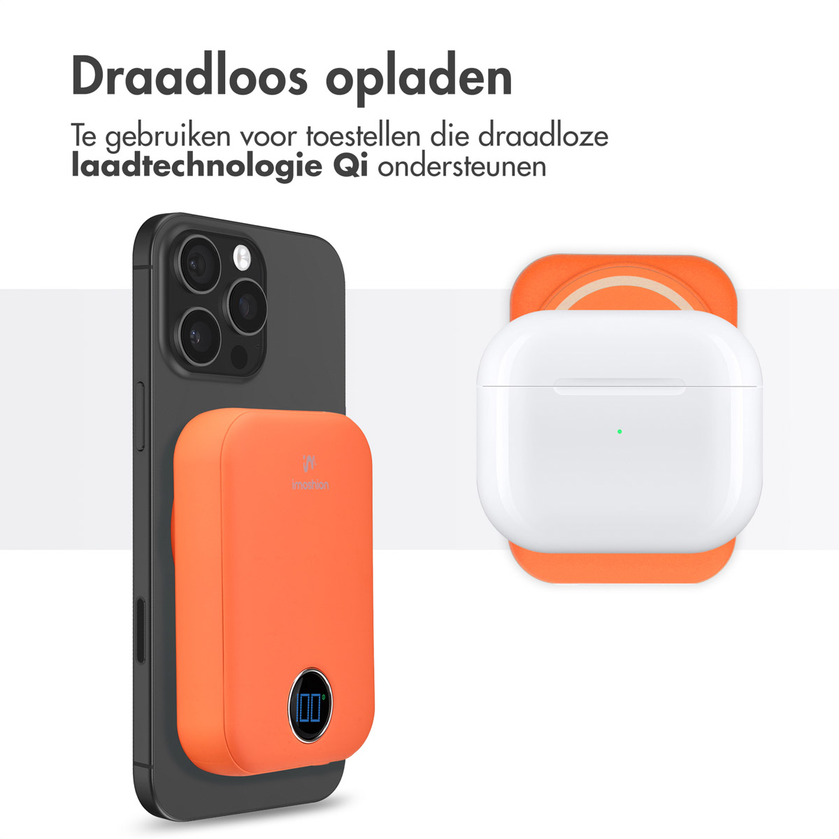 Accessoire de téléphone orange chargeant un téléphone noir. Étui AirPods blanc en charge sur un socle.