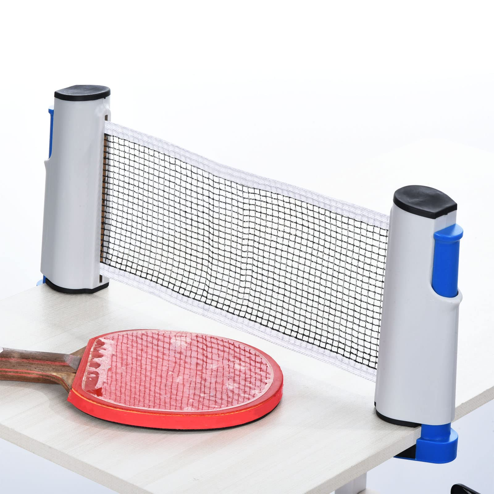 Tischtennisnetz und -schläger auf einem Tisch. Das Netz ist weiß, die Schläger rot und braun.