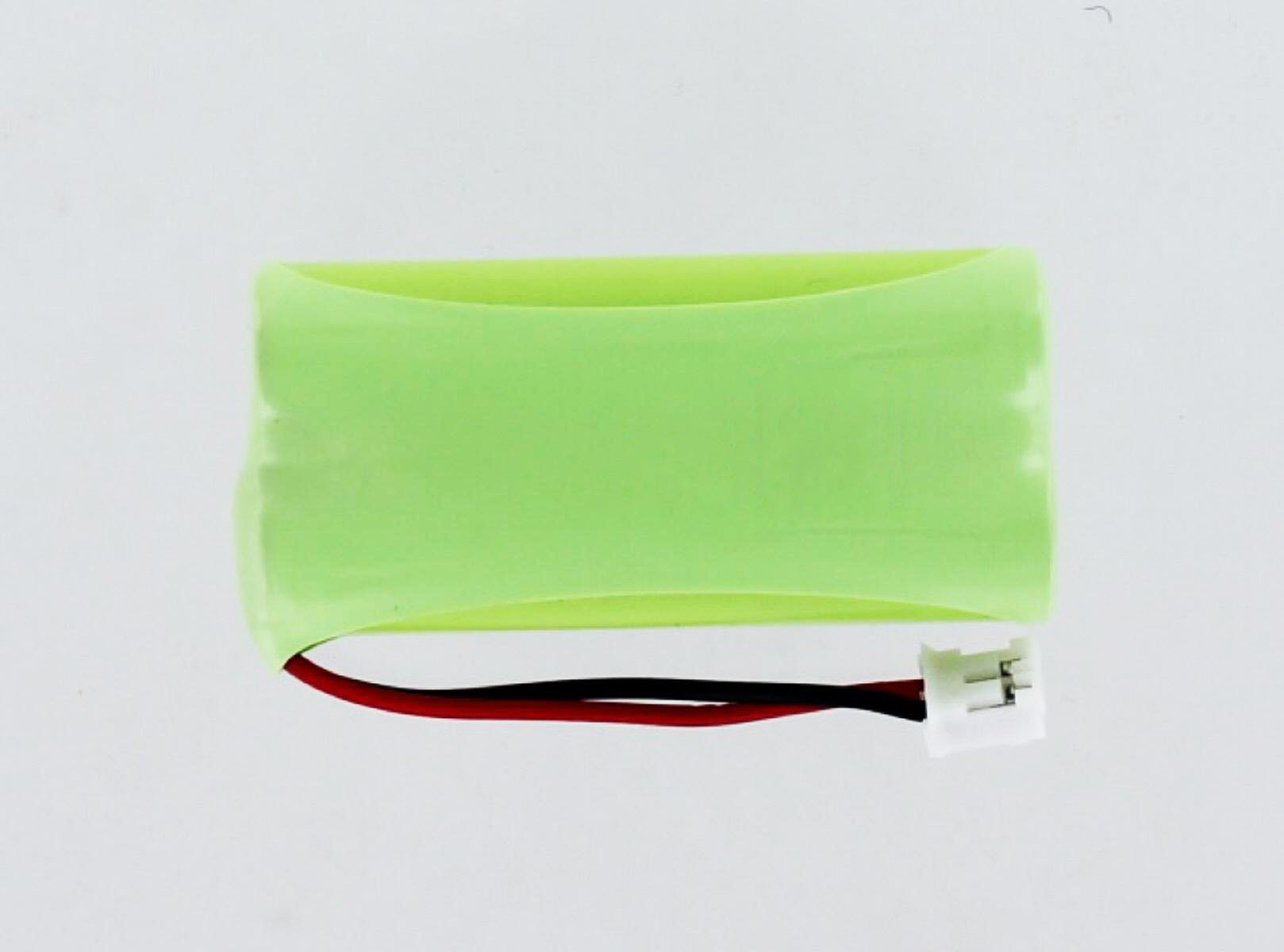 Eine grüne zylindrische Batterie mit roten und schwarzen Drähten und einem weißen Stecker.