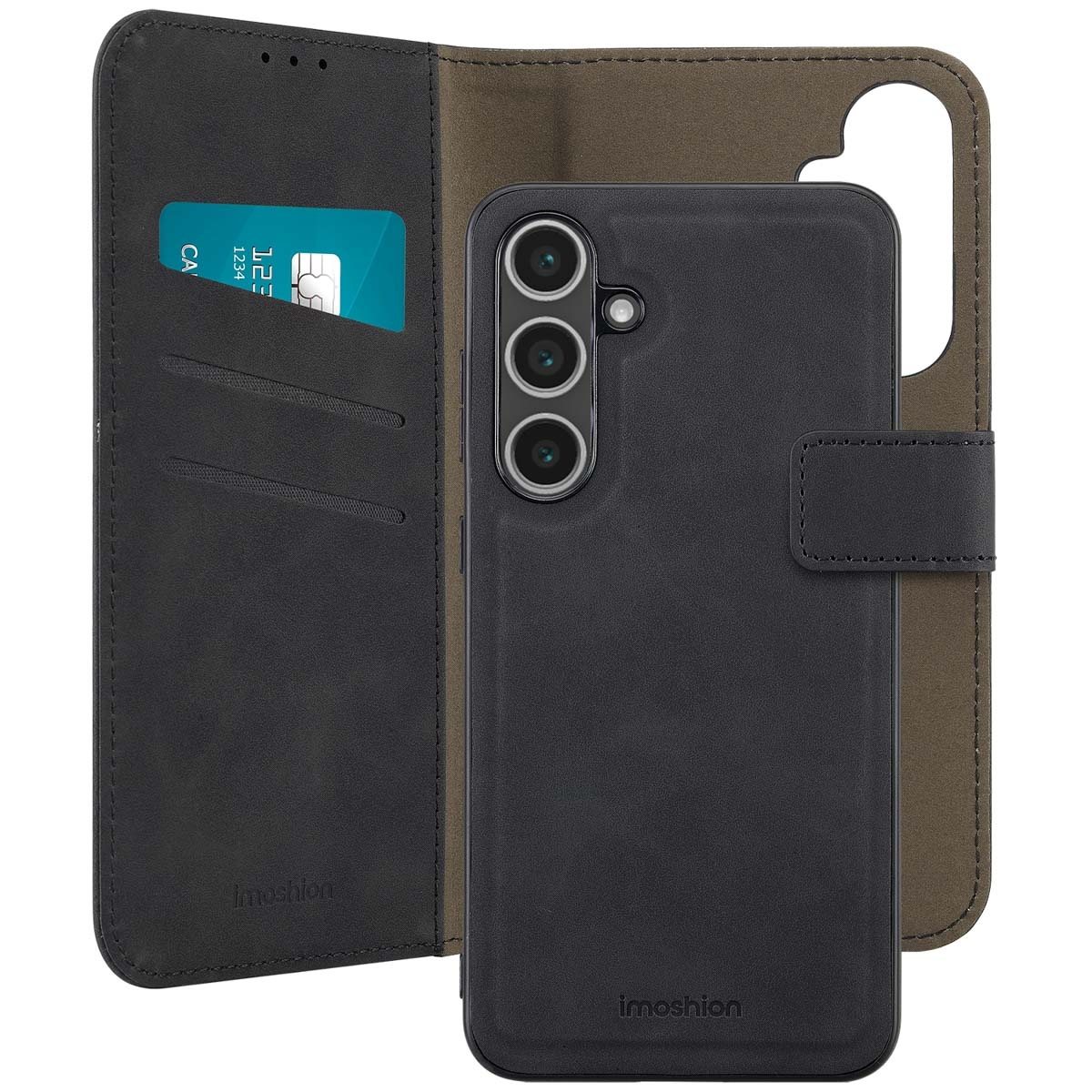 Téléphone noir dans un étui en cuir noir, avec une carte de crédit dans une fente. L'étui est ouvert.