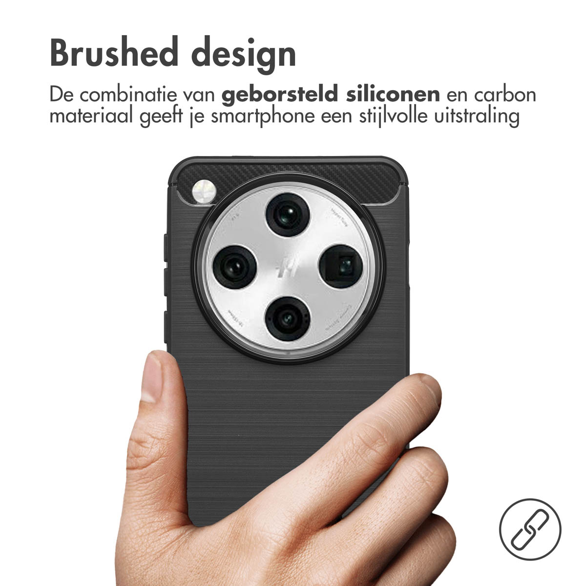 Una mano tiene una custodia nera con un design spazzolato. La custodia ha una serie di fotocamere circolari.
