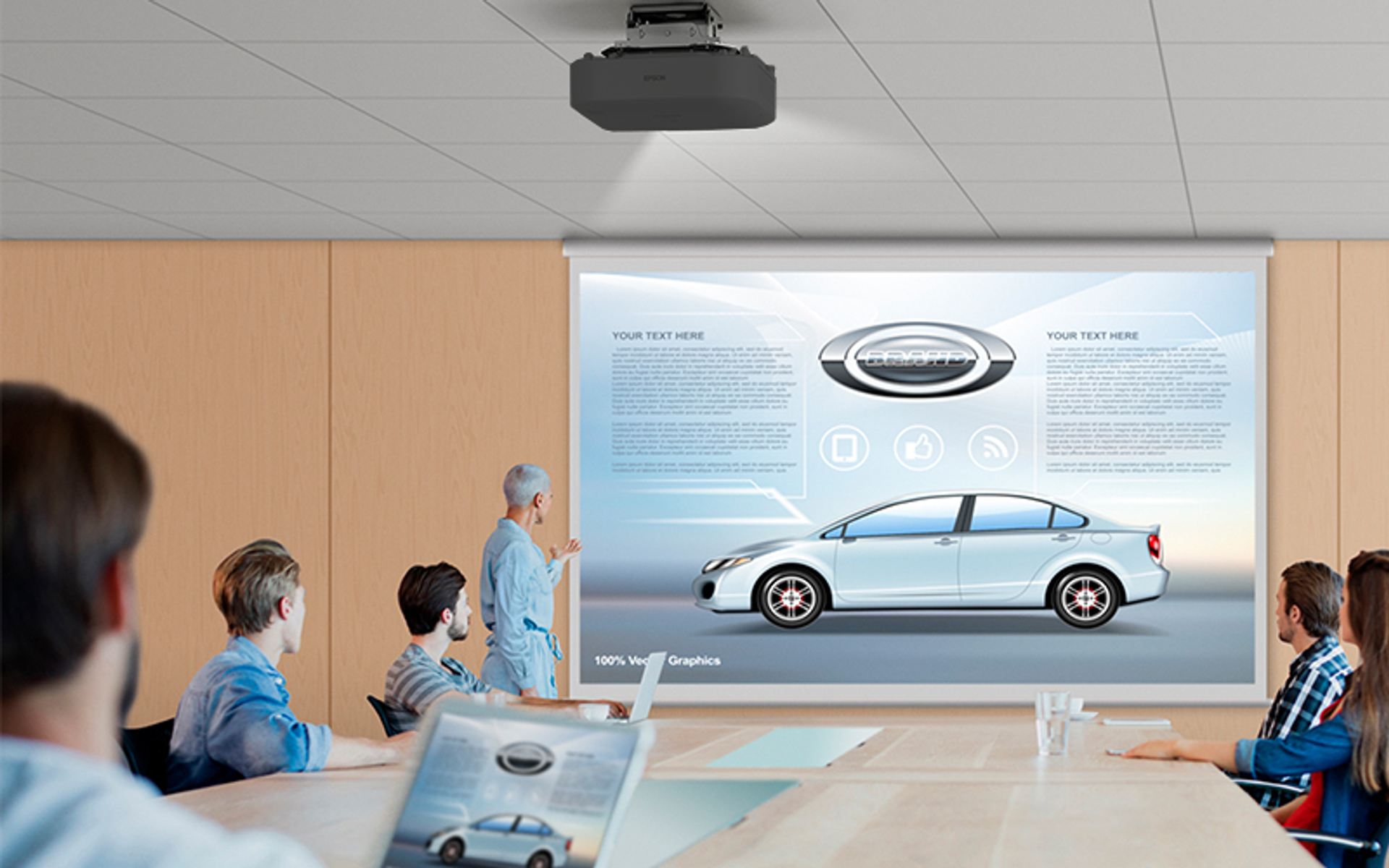 Konferenzraum mit Projektor, der ein Autodesign auf dem Bildschirm zeigt; Personen sitzen.