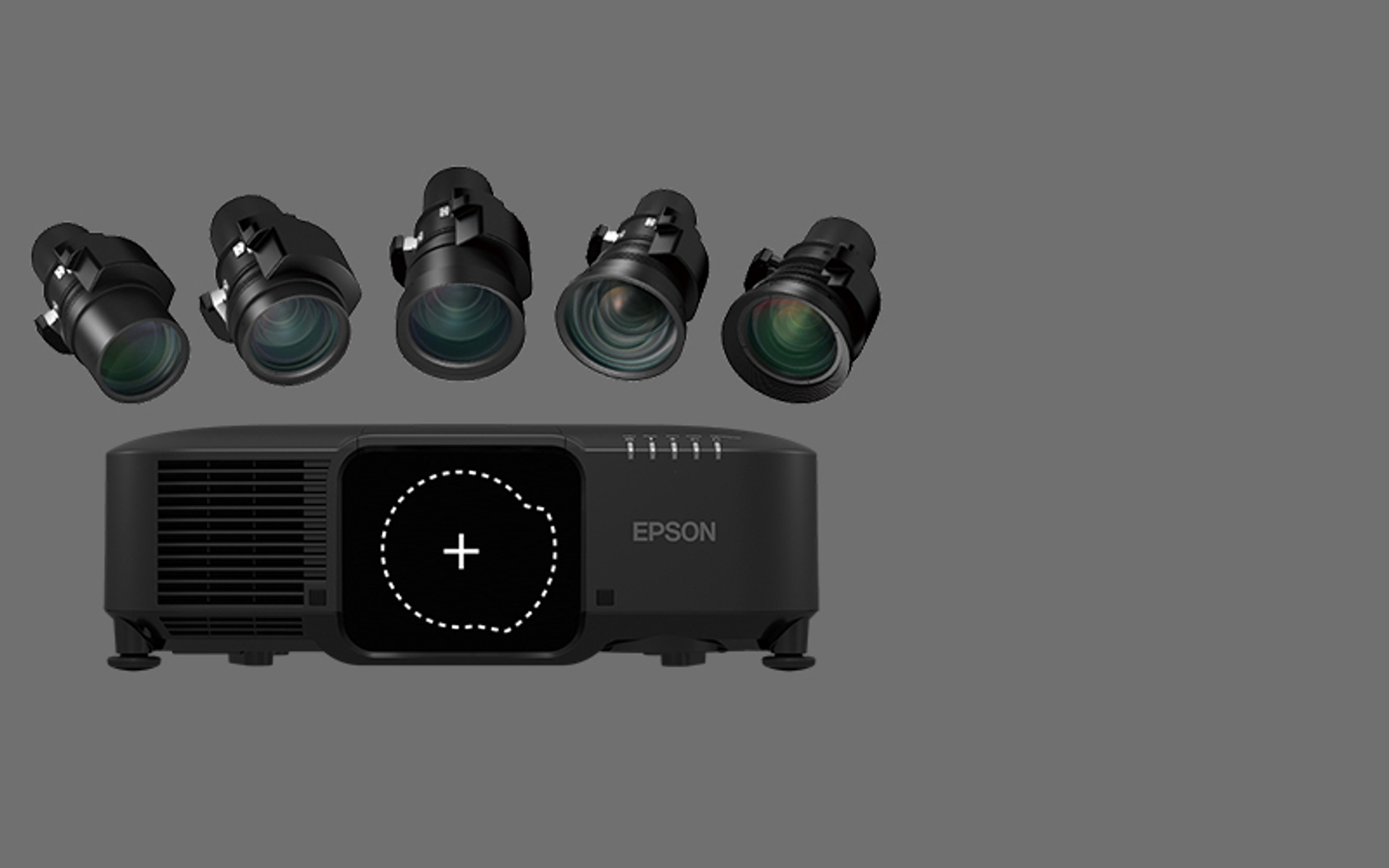 Epson-Projektor mit fünf Objektiven. Der Projektor ist schwarz mit einem weißen Kreuzsymbol auf der Vorderseite.