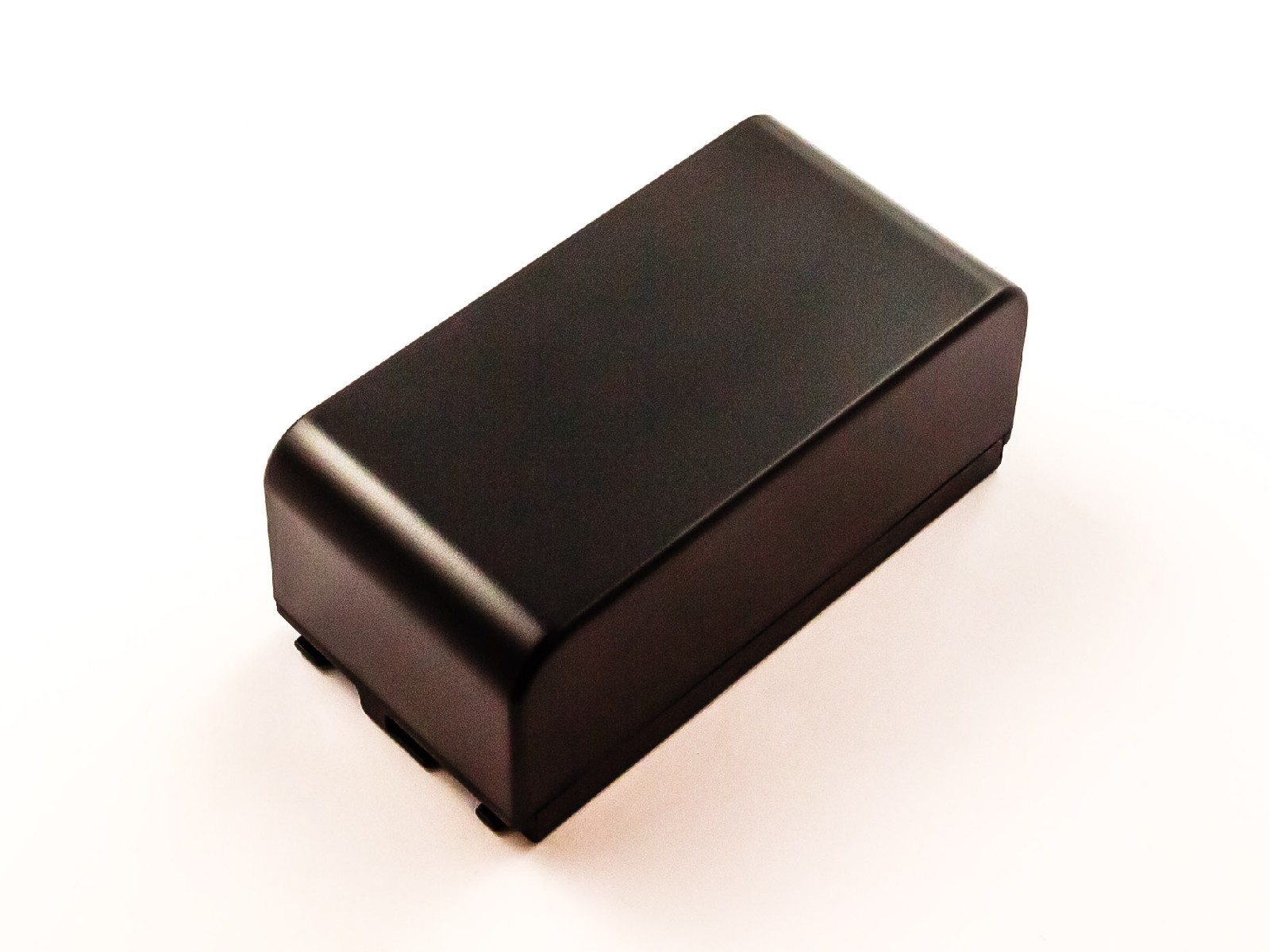 Ein schwarzes Batteriepack auf weißem Hintergrund. Es ist rechteckig und hat eine glatte Oberfläche.