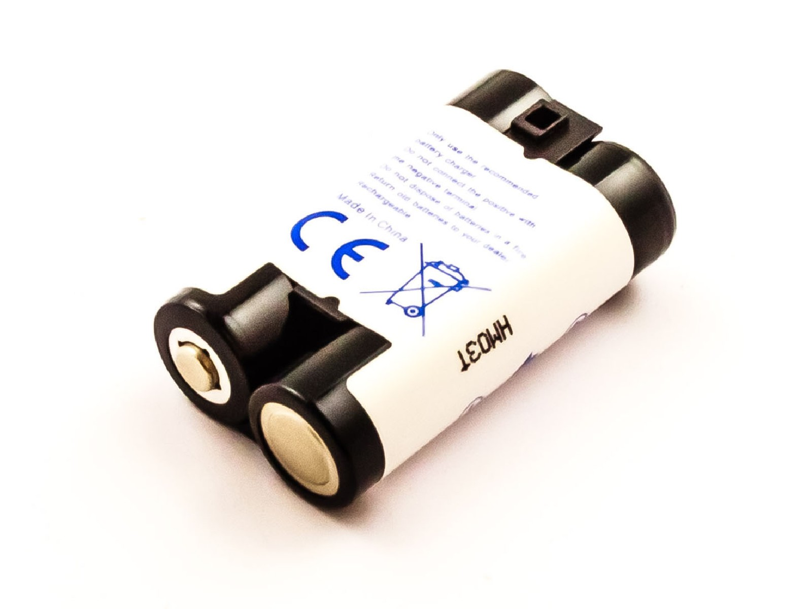 Zwei schwarz-weiße AA-Batterien mit CE-Zeichen und Recycling-Symbol.