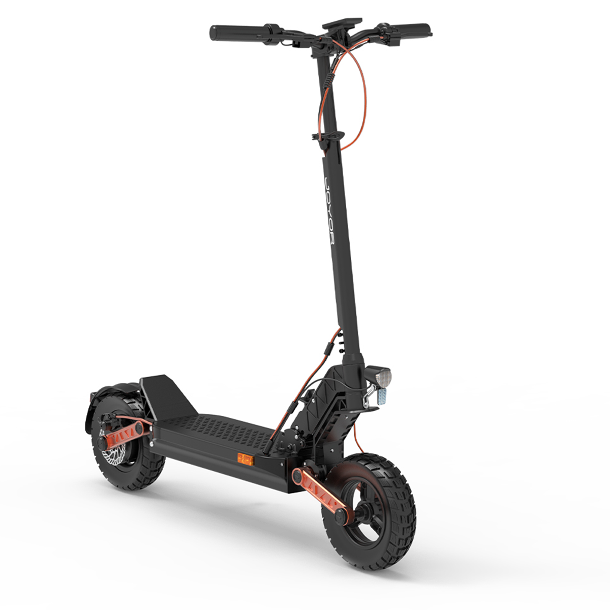 Czarna hulajnoga elektryczna. Ma pomarańczowe akcenty i reflektor. Białe tło.
