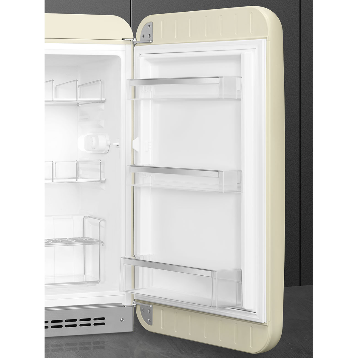 Un refrigerador retro color crema con la puerta abierta.