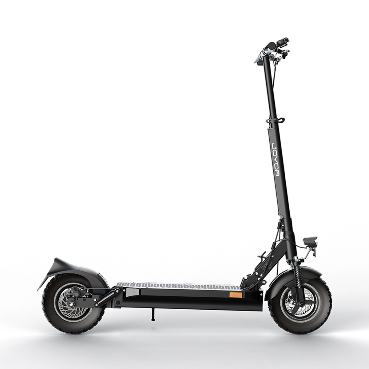 Czarna hulajnoga elektryczna na białym tle. Ma czarną kierownicę i reflektor.