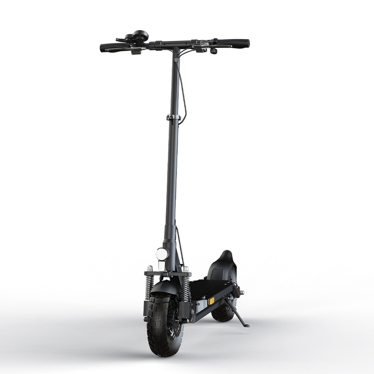 Czarna hulajnoga elektryczna, w pozycji pionowej, białe tło. Czarna kierownica, reflektor, siedzenie i opony.