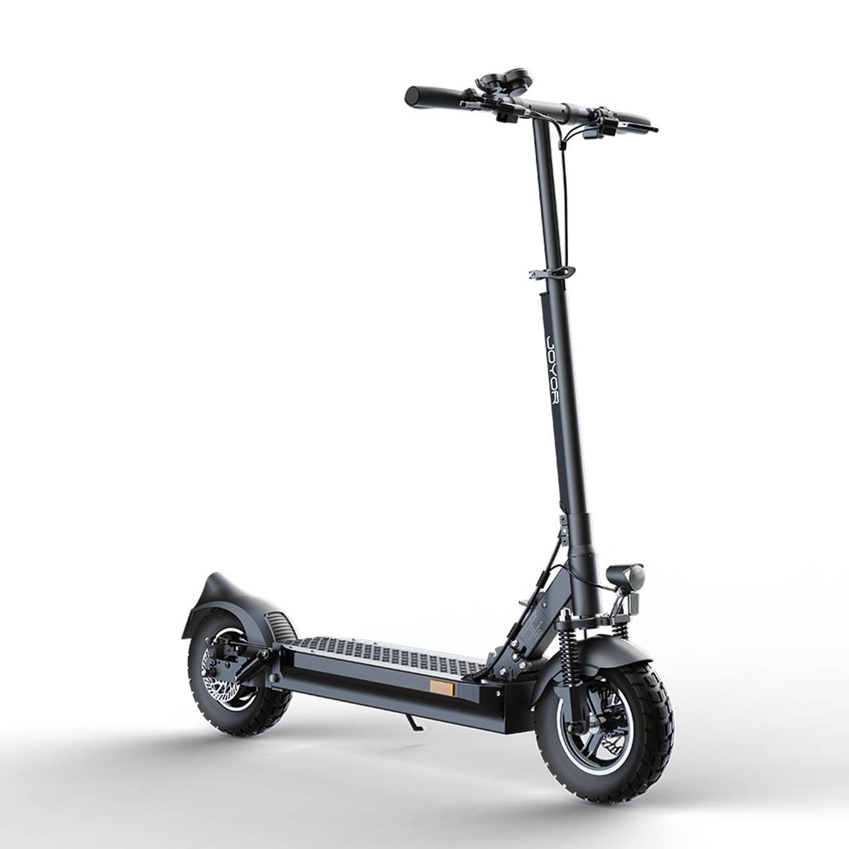 Czarna hulajnoga elektryczna z dużymi oponami, światłami i wysoką kierownicą, na białym tle.