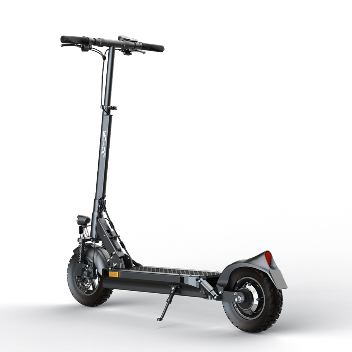 Czarna hulajnoga elektryczna. Szary korpus, czarna kierownica, tylne światło, na białej powierzchni.